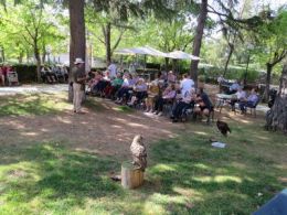 ORPEA incluye terapia con aves rapaces como tratamiento para mayores con trastornos del estado de ánimo