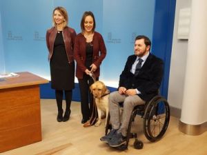 Castilla y León elabora una Ley que convierte a los perros de asistencia en prestación de la Dependencia y amplía su acceso a espacios públicos