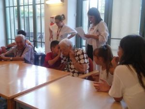 La residencia Amavir Villanueva de la Cañada acoge por primera vez los campamentos intergeneracionales para niños y niñas