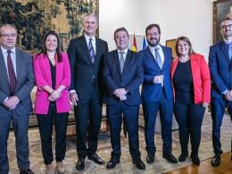 La Junta de Castilla-La Mancha y SMART Technologies firman un proyecto pionero en España para ayudar a las personas mayores a superar la brecha digital