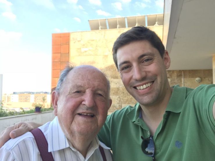 Adopta Un Abuelo lanza un SOS para evitar su cierre: la app con un millón de voluntarios necesita ayuda urgente