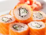 Maki (o sushi) de salmón