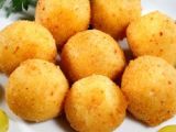 Croquetas de queso con uvas