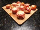 Rollitos de bacon con crema y langostinos