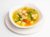 Sopa de albóndigas de pollo y verduras