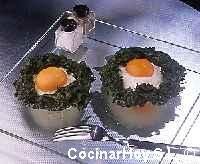 Huevos escalfados en nidos de espinacas