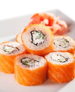 Maki (o sushi) de salmón