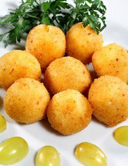 Croquetas de queso con uvas