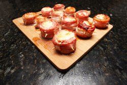 Rollitos de bacon con crema y langostinos