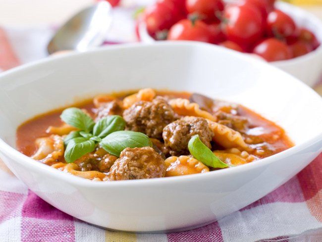 Sopa de albóndigas y pasta rellena