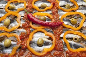 Boquerones con pimientos y tomate