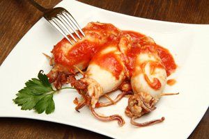Calamares rellenos en salsa de tomate