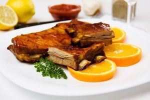 Costillas glaseadas con miel y naranja