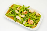 Espárragos fritos con gambas
