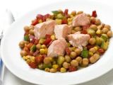 Garbanzos con salmón y verduras