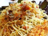 Espaguettis con pescado crujiente