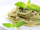 Espaguetis al pesto con champiñones