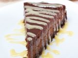 Tarta de queso y chocolate con salsa de chocolate blanco