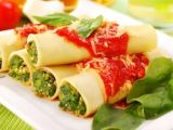 Canelones de espinacas y salsa de tomate