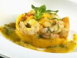 Merluza al horno con verduras y gambas