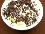 Piña con yogurt y chocolate