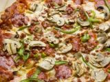Pizza de peperoni con champiñones