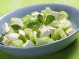 Ensalada de pepino, queso feta y lima