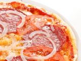 Pizza de salami y cebolla