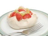 Merengue con uvas y fresas