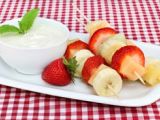 Brochetas de frutas con salsa de yogur