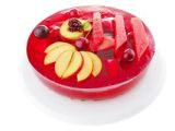Tarta de gelatina de fresa con manzana y sandía