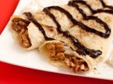 Crepes de chocolate rellenos de nueces