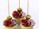 Montaditos de jamón y aceituna