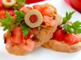 Canapés de tomate y pasas