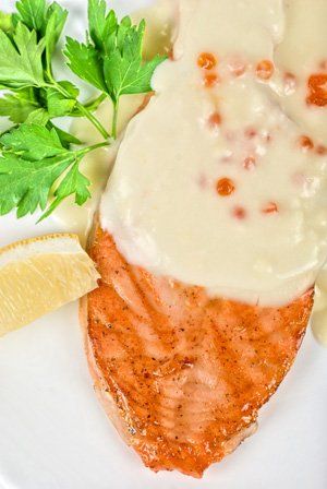 Salmón con salsa de queso