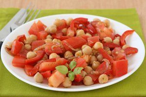 Garbanzos tibios con tomate