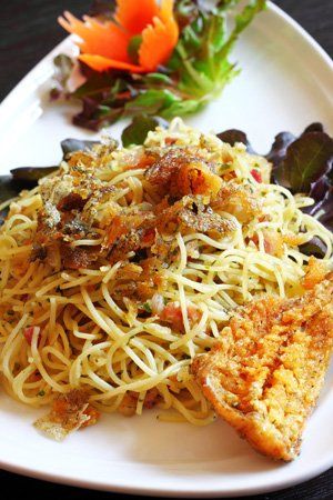 Espaguettis con pescado crujiente