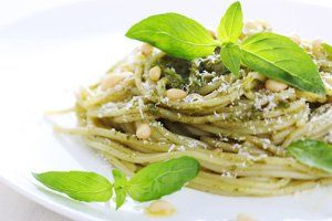 Receta de Espaguetis al pesto con champiñones