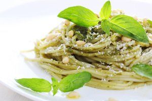 Espaguetis al pesto con champiñones