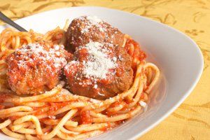 Espaguetis con albóndigas y tomate