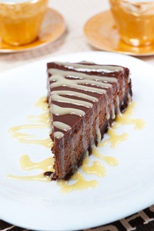 Tarta de queso y chocolate con salsa de chocolate blanco