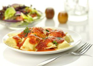 Raviolis con salsa de tomate