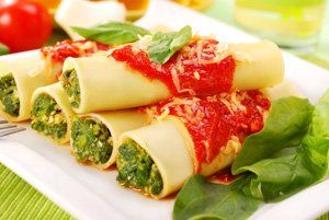 Canelones de espinacas y salsa de tomate