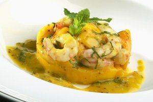 Merluza al horno con verduras y gambas