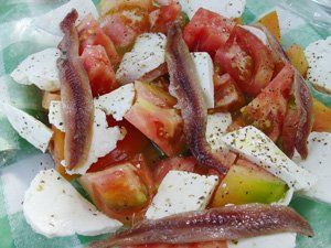 Ensalada de tomate, queso y anchoas