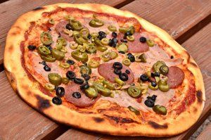 Pizza de bacon con aceitunas