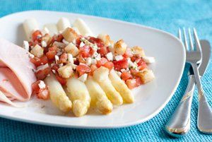 Picadillo de tomate con espárragos