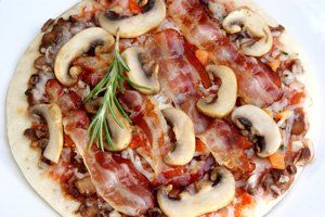 Pizza de bacon con champiñones