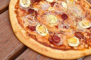 Pizza de cebolla con huevo y pepperoni
