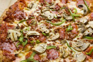 Pizza de peperoni con champiñones